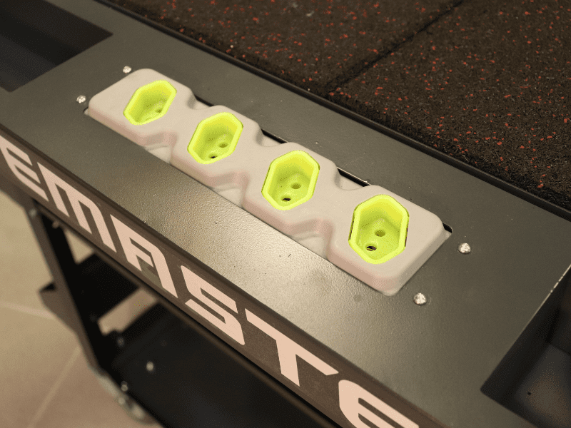 bancada para mecânico com régua de tomadas