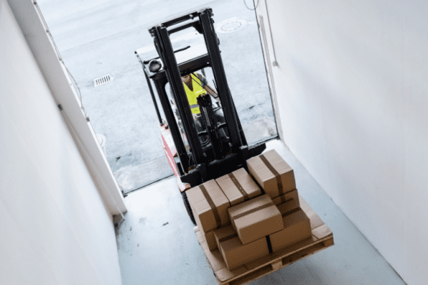 Empilhadeira retrátil: como otimizar o armazenamento vertical